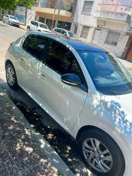 Peugeot 208 Allure 1.6 usado (2022) color Blanco financiado en cuotas(anticipo $8.500.000 cuotas desde $300.000)