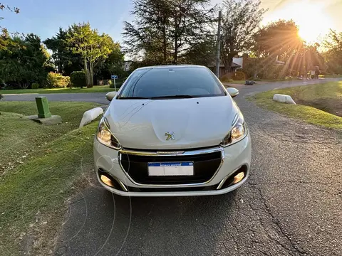 Peugeot 208 Allure 1.6 usado (2018) color Blanco financiado en cuotas(anticipo $600.000 cuotas desde $420)