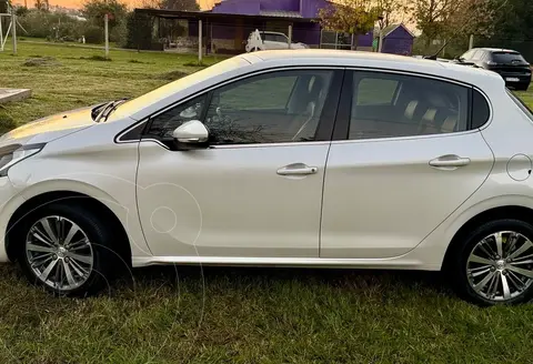 Peugeot 208 Feline 1.6 usado (2018) color Blanco financiado en cuotas(anticipo $8.000.000 cuotas desde $350.000)