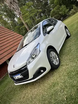 Peugeot 208 Feline 1.6 usado (2019) color Blanco financiado en cuotas(anticipo $5.500.000)