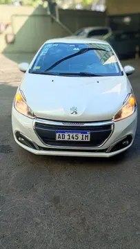 Peugeot 208 Allure 1.6 Aut NAV usado (2018) color Blanco financiado en cuotas(anticipo $9.000.000 cuotas desde $600.000)