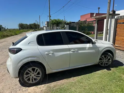 Peugeot 208 Active 1.6 Tiptronic usado (2023) color Blanco financiado en cuotas(anticipo $2.000.000 cuotas desde $199.999)