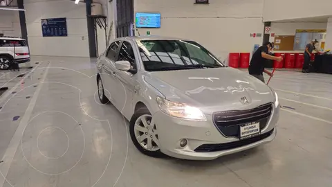 Peugeot 301 Allure usado (2017) color plateado precio $155,900