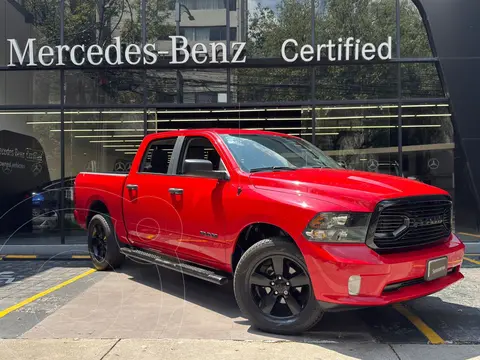 RAM 1500 Classic Crew Cab 4x4 V8 usado (2021) color Rojo financiado en mensualidades(enganche $290,510 mensualidades desde $12,480)