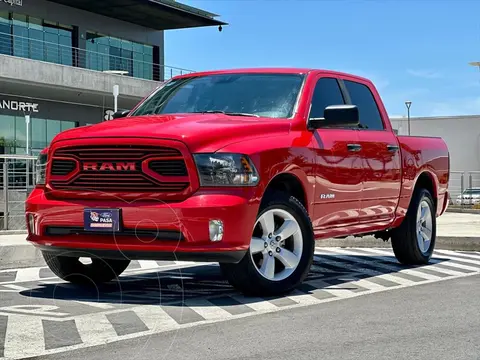 RAM 1500 SLT Quad Cab 5.7L 4x2 usado (2021) color Rojo precio $615,000