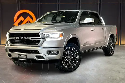 RAM 1500 Laramie Sport Black Package Aut 8 5.7L 4x4 usado (2019) color Gris precio $794,000