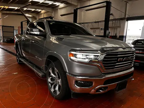 RAM 1500 Mild Hybrid Longhorn 4x4 usado (2022) color plateado precio $875,000