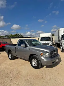RAM 1500 Hemi Sport Regular Cab 5.7L 4x2 usado (2020) color Plata precio $375,000