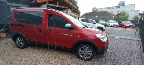 Renault Kangoo Stepway 1.6 SCe usado (2023) color Rojo Fuego financiado en cuotas(anticipo $17.710.000)
