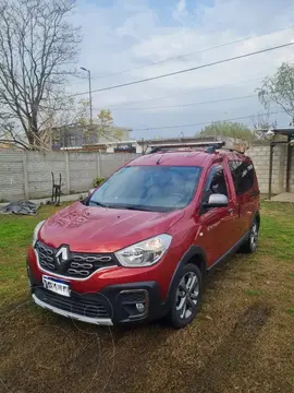 Renault Kangoo Stepway 1.6 dCi usado (2022) color Rojo Fuego financiado en cuotas(anticipo $8.000.000 cuotas desde $300.000)