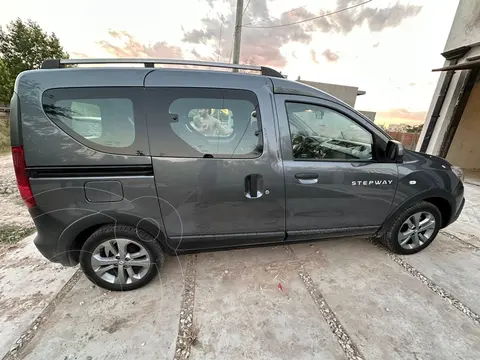Renault Kangoo Stepway 1.6 SCe usado (2024) color Gris precio $29.000.000