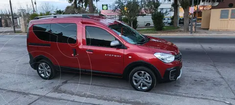 Renault Kangoo Stepway 1.6 SCe usado (2023) color Rojo Fuego precio $27.500.000