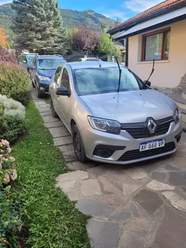 Renault Logan 1.6 Life usado (2021) color Plata precio $13.600.000