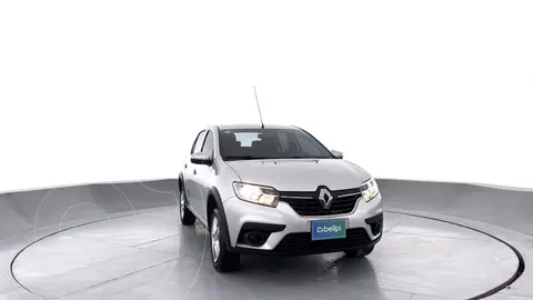 Renault Logan Life usado (2022) color Plata financiado en cuotas(cuota inicial $8.000.000 cuotas desde $850.000)