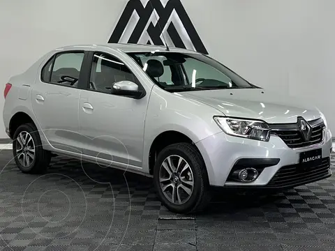 Renault Logan Intens Aut usado (2024) color plateado precio $209,999