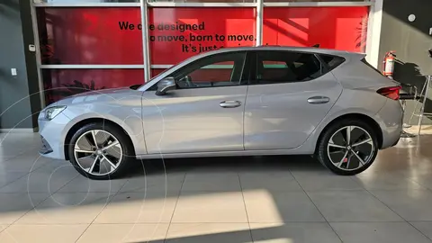 foto SEAT León FR usado (2023) color Plata Urbano precio $499,000