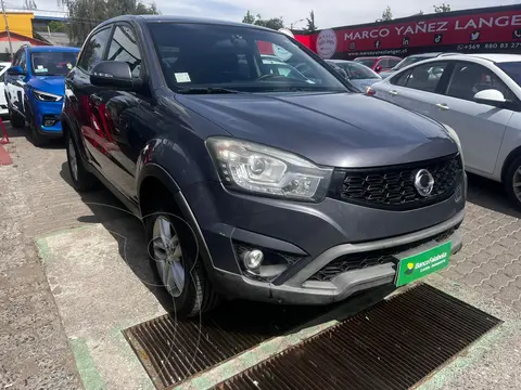 SsangYong Korando 2.0L Full 4x2 usado (2017) color Gris precio $9.990.000