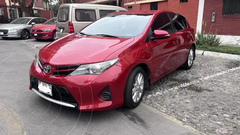 Toyota Auris 1.6L Aut usado (2013) color Rojo Metalizado precio u$s11,000
