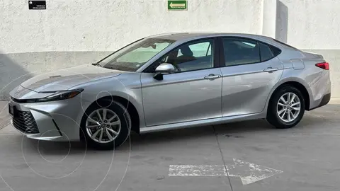 Toyota Camry HEV LE usado (2025) color Plata precio $585,000