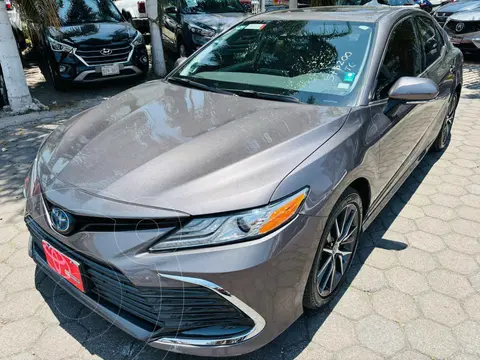 Toyota Camry HEV XLE usado (2022) color Gris precio $537,000