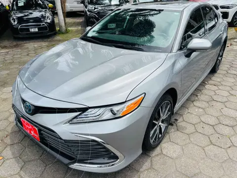 Toyota Camry HEV XLE usado (2022) color Plata financiado en mensualidades(enganche $131,419 mensualidades desde $11,673)
