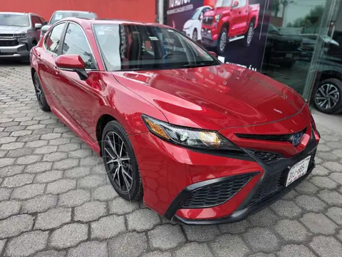Toyota Camry HEV XLE usado (2022) color Rojo precio $450,000