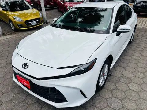 Toyota Camry HEV LE usado (2025) color Blanco financiado en mensualidades(enganche $147,006 mensualidades desde $13,058)