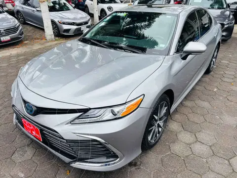 Toyota Camry HEV XLE usado (2022) color Plata financiado en mensualidades(enganche $120,669 mensualidades desde $10,718)