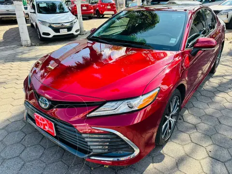 Toyota Camry HEV XLE usado (2022) color Rojo precio $467,000