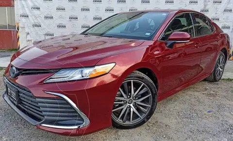 Toyota Camry HEV XLE usado (2022) color Rojo precio $639,900
