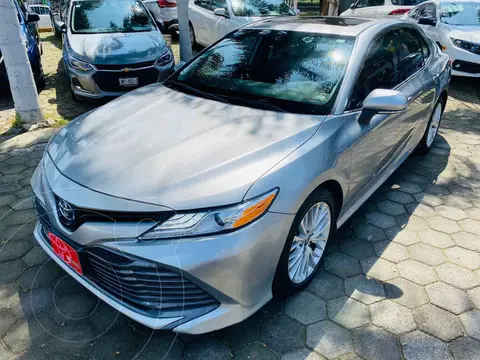 Toyota Camry HEV XLE 2.5L Navi Hibrido usado (2020) color Gris precio $427,000