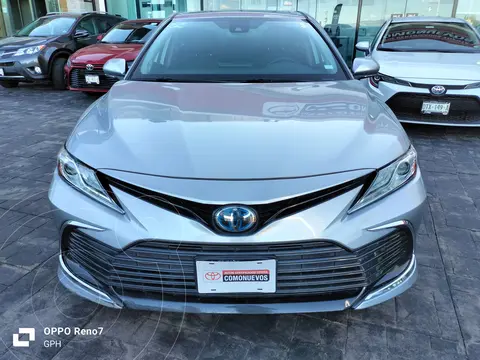 Toyota Camry HEV XLE usado (2022) color plateado precio $555,000