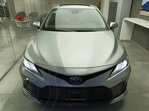 Toyota Camry HEV XLE usado (2022) color Plata financiado en mensualidades(enganche $90,000 mensualidades desde $15,000)