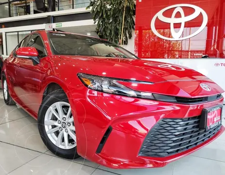 Toyota Camry HEV LE usado (2025) color Rojo precio $569,000