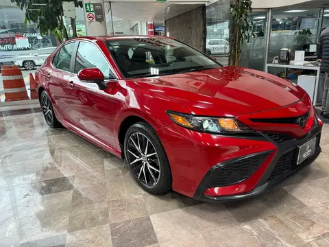 Toyota Camry HEV SE usado (2023) color Rojo precio $469,000