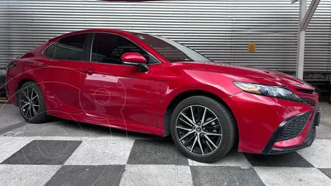 Toyota Camry SE usado (2024) color Rojo financiado en mensualidades(enganche $209,000 mensualidades desde $8,979)