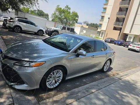 Toyota Camry XLE 2.5L Navegacion usado (2018) color Gris precio $340,000