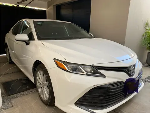 Toyota Camry LE 2.5L usado (2019) color Blanco precio $268,000