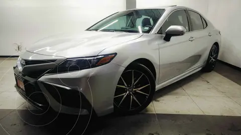 Toyota Camry SE usado (2023) color Plata financiado en mensualidades(enganche $105,600 mensualidades desde $10,417)