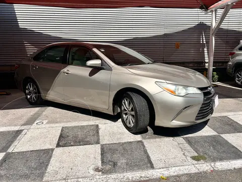 Toyota Camry XLE 3.5L V6 usado (2017) color Dorado precio $250,000