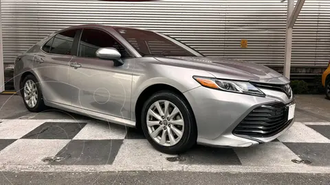 Toyota Camry LE 2.5L usado (2020) color plateado precio $300,000