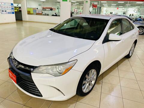 Toyota Camry LE 2.5L usado (2017) color Blanco financiado en mensualidades(enganche $74,250)