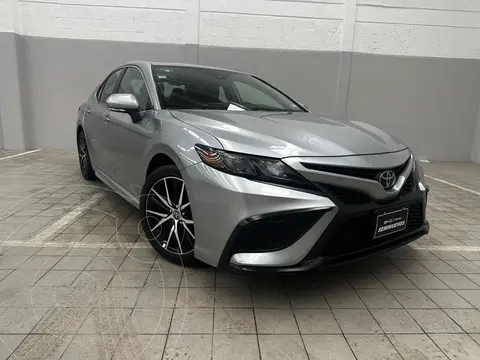 Toyota Camry LE usado (2024) color plateado precio $499,800