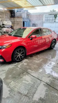 Toyota Camry SE 2.5L usado (2021) color Rojo Metalizado precio $380,000
