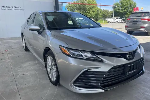 Toyota Camry LE usado (2022) color plateado financiado en mensualidades(enganche $121,935 mensualidades desde $5,819)