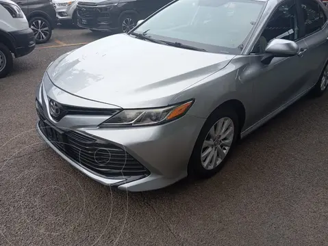 Toyota Camry LE 2.5L usado (2020) color plateado financiado en mensualidades(enganche $63,360 mensualidades desde $7,186)