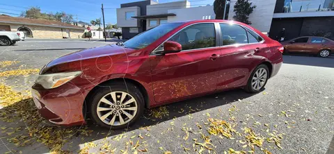 Toyota Camry XLE usado (2017) color Rojo Vivo precio $240,000