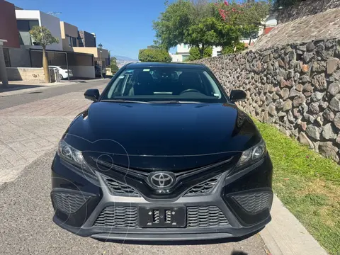 Toyota Camry SE usado (2022) color Negro precio $395,000