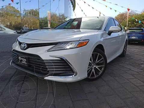 Toyota Camry XLE usado (2021) color Blanco financiado en mensualidades(enganche $138,725 mensualidades desde $13,526)