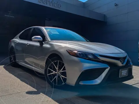 Toyota Camry SE usado (2024) color plateado financiado en mensualidades(enganche $109,440 mensualidades desde $12,593)